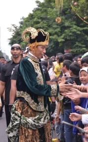 Jokowi dengan pakaian adat Jawa ala Pewayangan. (Foto: Syafiq Basri). 